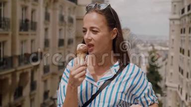 快乐的女孩在巴黎炎热的<strong>夏日</strong>舔<strong>冰淇淋</strong>